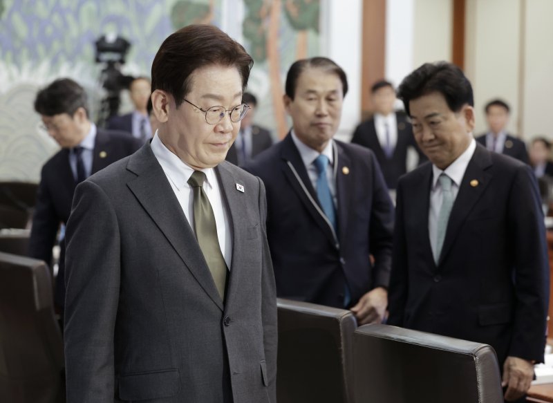 이재명 대통령이 14일 청와대에서 열린 국무회의 겸 비상경제점검회의에 입장하고 있다. 뉴시스