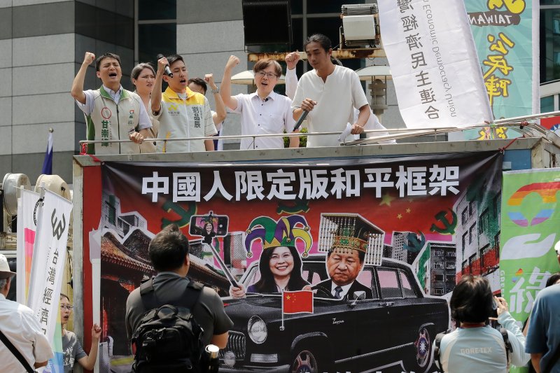 14일 대만 타이베이 국민당 당사 앞에서 시위대가 지난 10일 베이징에서 시진핑 중국 국가주석과 회동한 정리윈 주석을 규탄하는 구호를 외치고 있다. 이들이 설치한 펼침막에는 "중국판 한정 평화 프레임"이라고 적혀 있다.AP뉴시스