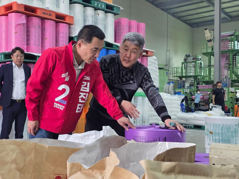 김진태 강원도지사 예비후보가 14일 오후 예비후보 등록을 마친 직후 첫 공식 일정으로 동춘천산업단지 내 종량제봉투 제조업체인 크린산업을 방문했다. 김진태 캠프 제공
