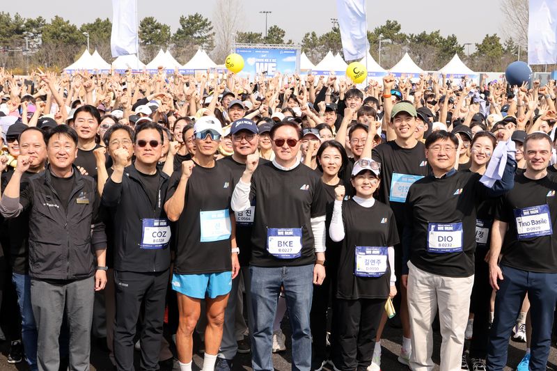 우기홍 대한항공 부회장과 가수 션 등 참가자들이 출발에 앞서 기념 촬영을 하고 있다. 사진=박범준 기자