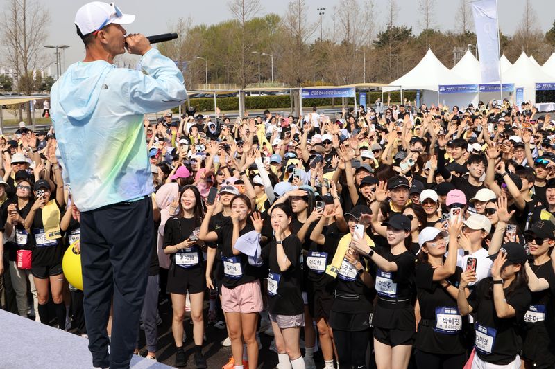 참가자들이 가수 션의 노래에 맞춰 몸을 풀고 있다. 사진=박범준 기자