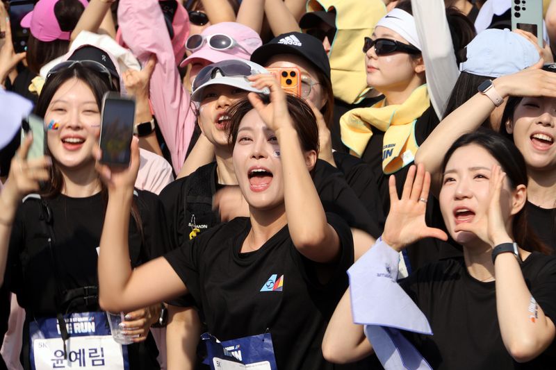 참가자들이 가수 션의 노래에 맞춰 몸을 풀며 환호 하고 있다. 사진=박범준 기자