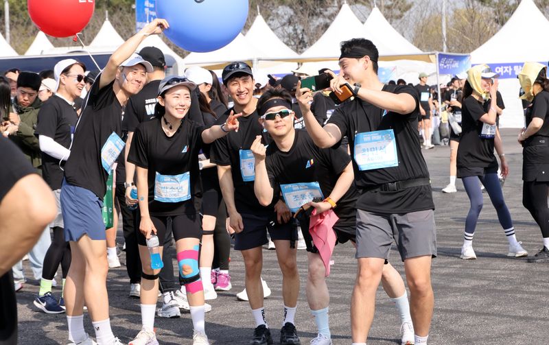 참가자들이 사진을 찍으며 즐거워 하고 있다. 사진=박범준 기자