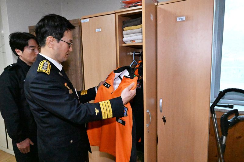 14일 김승룡 소방청장이 해남소방서 북평119지역대를 찾아 순직 대원 동료들을 위로하고 노태영 소방교의 유품을 살펴보고 있다. 소방청 제공