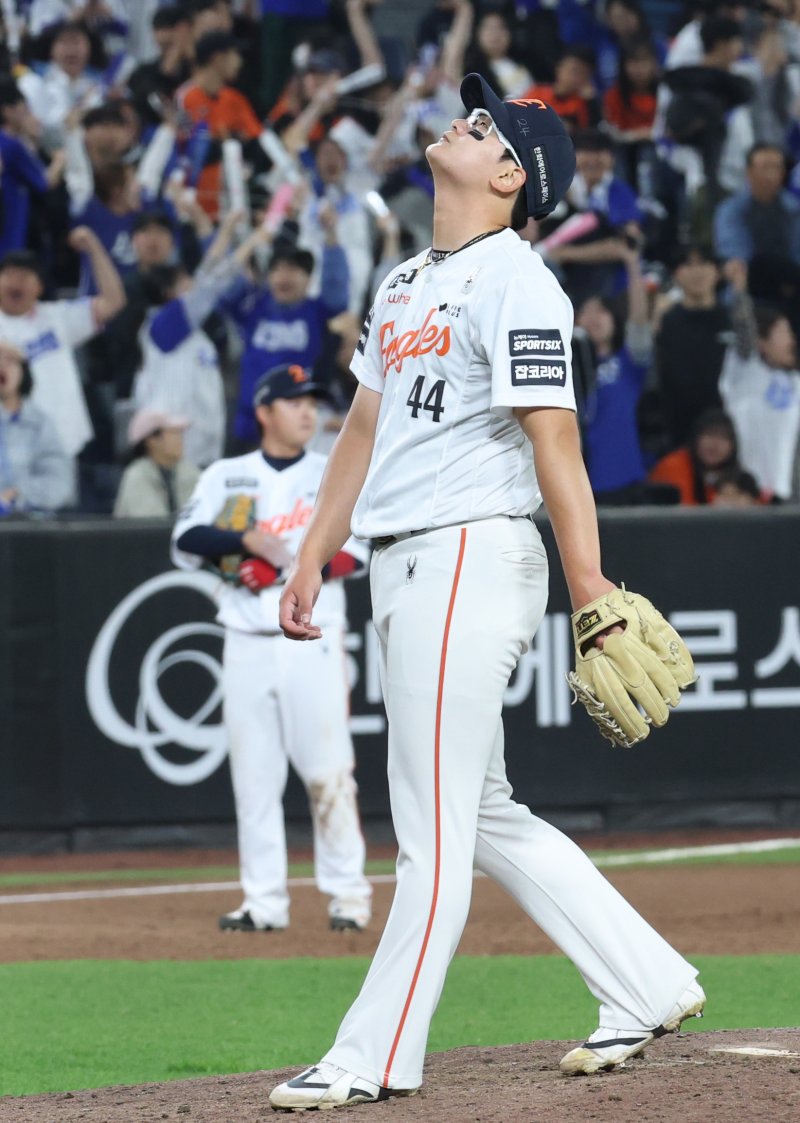 14일 대전 한화생명볼파크에서 열린 2026 신한 SOL KBO리그 삼성 라이온즈와 한화 이글스의 경기에서 9회초 한화 김서현이 역전을 허용하며 하늘을 바라보고 있다. 뉴스1