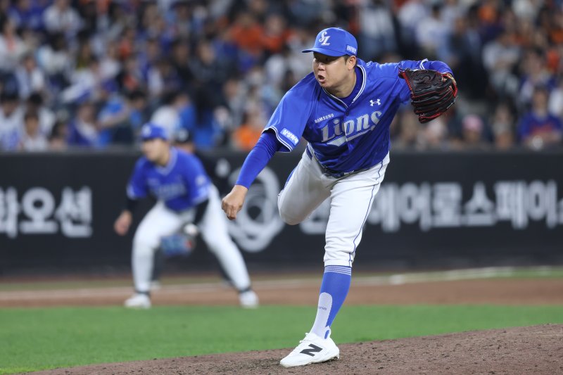 삼성 라이온즈의 이승현이 14일 대전 한화생명볼파크에서 열린 2026 신한 쏠 KBO리그 한화 이글스와의 경기 8회 등판해 공을 던지고 있다.뉴시스
