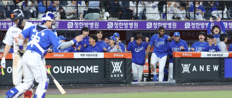 14일 대전 한화생명볼파크에서 열린 2026 신한 SOL KBO리그 삼성 라이온즈와 한화 이글스의 경기에서 9회 역전승을 거둔 삼성 선수들이 기뻐하고 있다.뉴스1