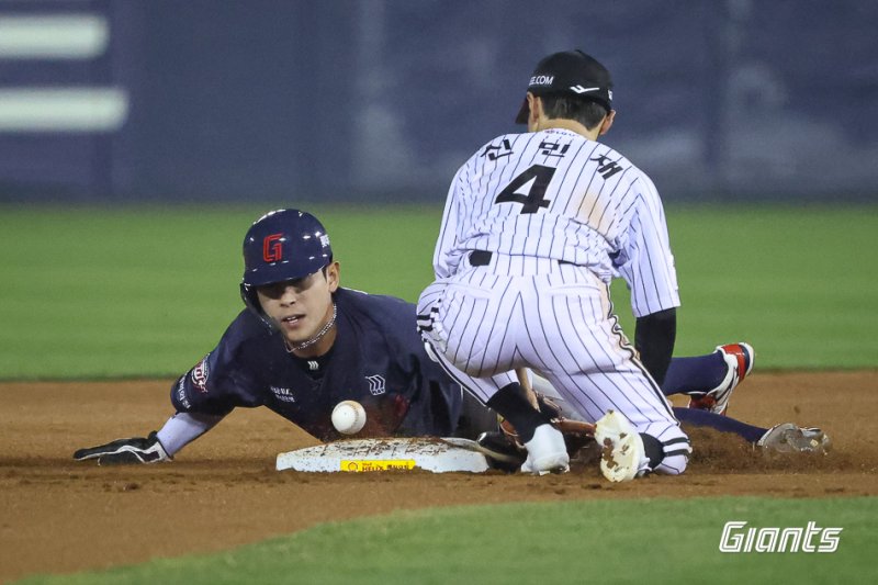 [서울=뉴시스] 프로야구 롯데 자이언츠 황성빈이 14일 서울 잠실구장에서 열린 2026 신한 쏠 KBO리그 LG 트윈스전에서 도루에 성공하고 있다. (사진=롯데 자이언츠 제공) 2026.04.14.