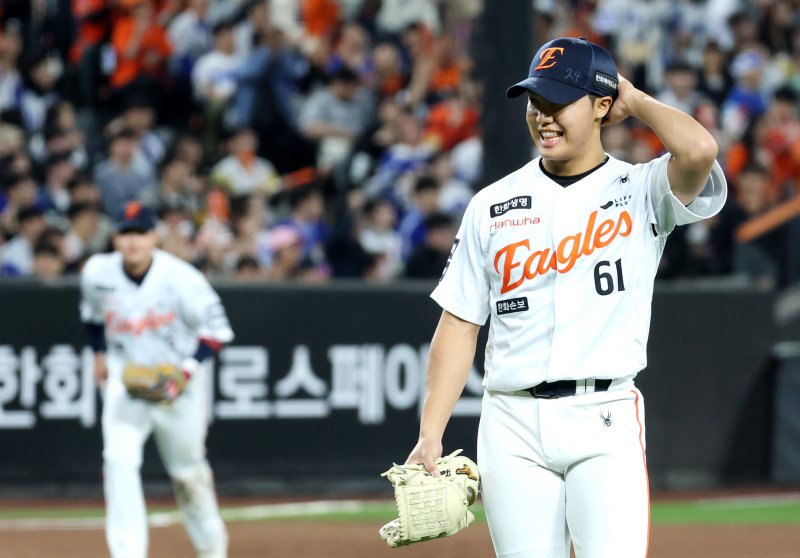 14일 대전 한화생명볼파크에서 열린 2026 신한 SOL KBO리그 삼성 라이온즈와 한화 이글스의 경기에서 7회초 무사 만루 위기를 넘긴 한화 정우주가 기쁨을 감추지 못하며 더그아웃에 들어오고 있다. 2026.4.14 ⓒ 뉴스1 김기남 기자