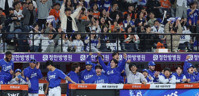 14일 대전 한화생명볼파크에서 열린 2026 신한 SOL KBO리그 삼성 라이온즈와 한화 이글스의 경기에서 9회초 한화 김서현의 볼넷으로 역전한 삼성 더드아웃 선수들이 환호하고 있다. 2026.4.14 ⓒ 뉴스1 김기남 기자
