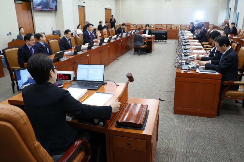 임이자 위원장이 9일 서울 여의도 국회에서 열린 재정경제기획위원회 전체회의에서 한국은행 총재후보자(신현송) 인사청문요청안을 의결하고 있다. 2026.4.9 ⓒ 뉴스1 신웅수 기자