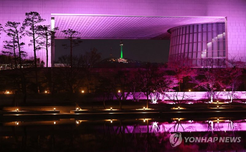 핑크빛으로 물든 국립중앙박물관 (출처=연합뉴스)