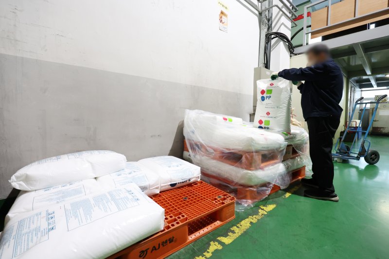 [부천=뉴시스] 조성우 기자 = 중동 사태 여파로 나프타 수급 문제가 불거진 가운데 지난 10일 경기 부천시 오정구의 한 플라스틱 사출 업체에서 직원이 플라스틱 용기 원료인 폴리프로필렌(PP)을 점검하고 있다. 2026.04.10. xconfind@newsis.com