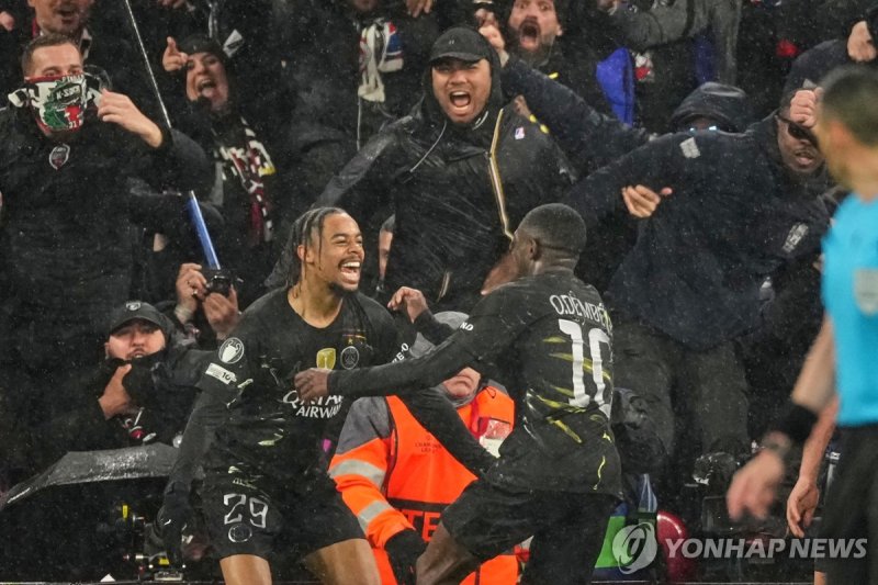 브래들리 바르콜라(왼쪽)와 득점을 축하하는 우스만 뎀벨레 (출처=연합뉴스)