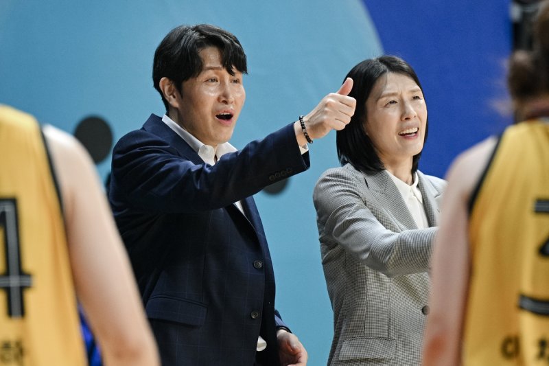 위성우(왼쪽) 감독과 전주원 신임 감독 (출처=연합뉴스)