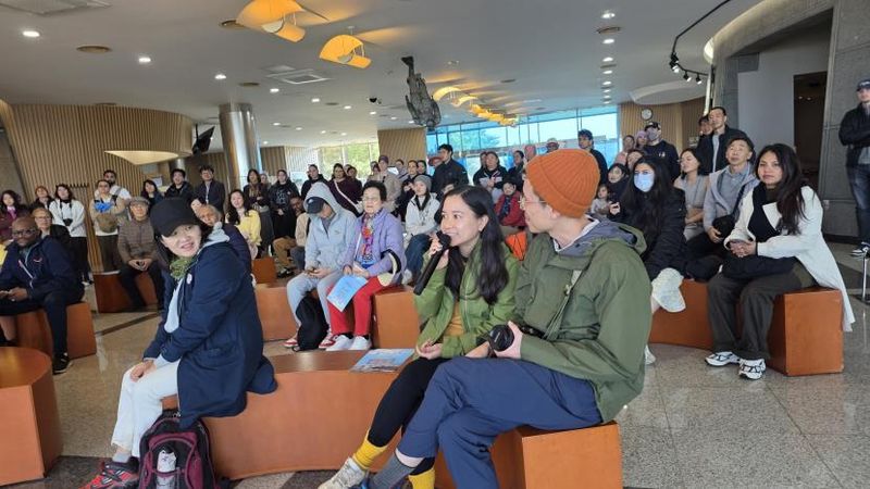 해녀박물관 ‘불턱 토크쇼’에 참여한 관람객들이 전현직 해녀들의 이야기를 듣고 있다. 해녀박물관은 올해 도내외 국제행사와 축제 현장으로도 프로그램을 넓힐 계획이다. /사진=제주특별자치도 제공