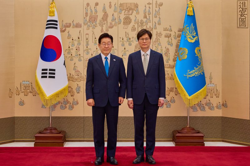 이재명 대통령이 15일 청와대에서 규제합리화위원회 제1차 전체회의에 앞서 남궁범 규제합리화위원회 부위원장에게 위촉장을 수여한 뒤 기념촬영을 하고 있다. 청와대 제공