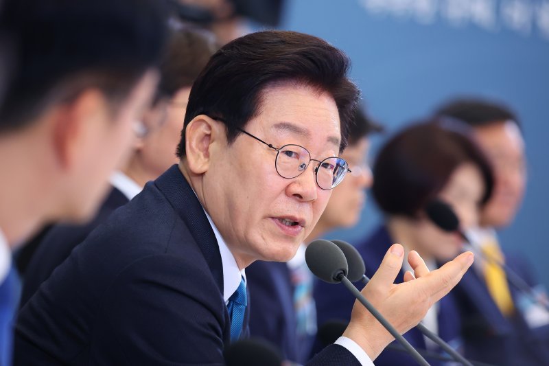 이재명 대통령이 15일 청와대에서 열린 규제합리화위원회 제1차 전체회의에서 발언하고 있다. 청와대통신사진기자단