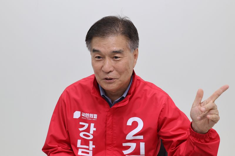 김현기 국민의힘 강남구청장 후보는 15일 서울 강남구 소재 김현기선거사무소에서 진행한 인터뷰를 통해 순조로운 재건축·재개발을 위해 단지별 맞춤 행정 지원 체계를 가동하겠다고 밝혔다. 사진=서동일 기자