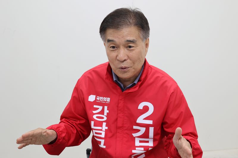 김현기 국민의힘 강남구청장 후보는 15일 서울 강남구 소재 김현기선거사무소에서 진행한 인터뷰를 통해 의회에서의 충분한 경험을 구정에 적극 활용하겠다고 말했다. 사진=서동일 기자