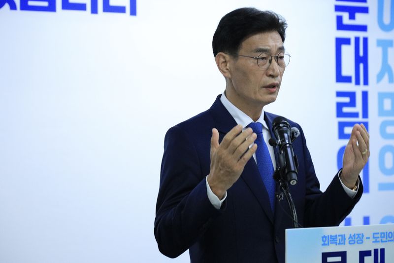 문대림 후보가 15일 기자회견에서 민생 회복과 도정 교체 필요성을 강조하며 결선에서의 지지를 호소하고 있다. /사진=문대림 후보 측 제공