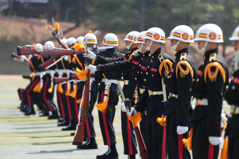 15일 경기도 화성시 해병대사령부에서 열린 '해병대 창설 77주년 기념행사'에서 해병대 의장대가 마칭 공연을 하고 있다. 해병대사령부 제공