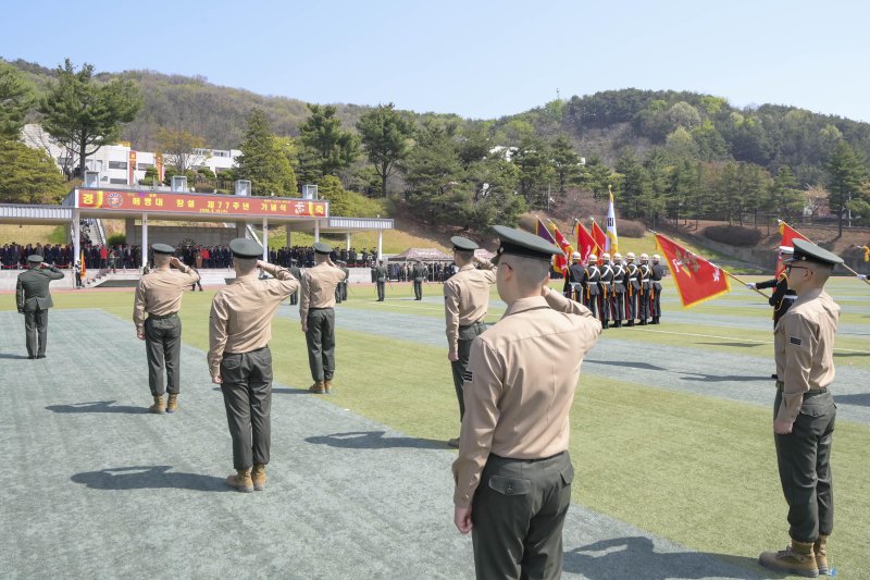 [서울=뉴시스] 15일 경기도 화성시 해병대사령부에서 열린 '해병대 창설 77주년 기념행사'에서 참가자들이 국기에 대한 경례를 하고 있다. (사진=해병대사령부 제공) 2026.04.15. photo@newsis.com *재판매 및 DB 금지 <저작권자ⓒ 공감언론 뉴시스통신사. 무단전재-재배포 금지.> /사진=뉴시스화상