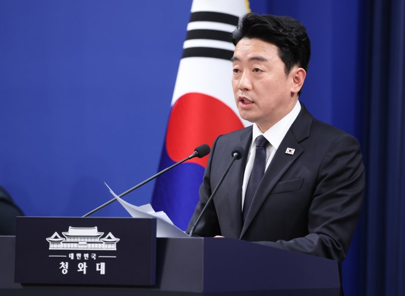 강훈식 대통령 비서실장이 15일 청와대 춘추관에서 전략경제협력 대통령특사 활동 결과 관련 브리핑을 하고 있다. 뉴스1