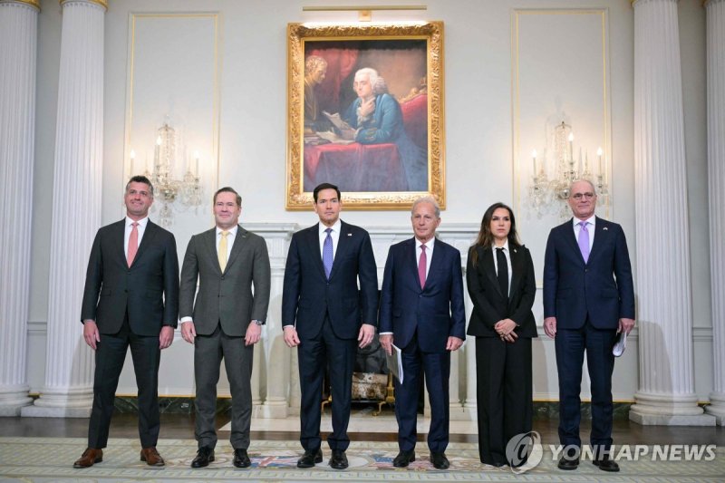 루비오 장관(왼쪽에서 세번째) 등 이스라엘-레바논 협상 참석자들 (출처=연합뉴스)