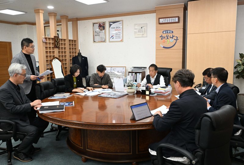 [울산=뉴시스] 15일 울산 남구청 구청장실에서 제30회 울산고래축제 기본계획(안) 보고회가 개최된 가운데 서동욱 남구청장이 회의를 주재하고 있다. (사진=울산 남구 제공) 2026.04.15. photo@newsis.com *재판매 및 DB 금지