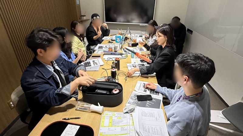 지난 3월 31일 서울 서초구 CJ온스타일 본사에서 진행자인 배우 기은세씨(오른쪽줄 두번째)상품 미팅이 진행 중이다. 사진=김현지 기자