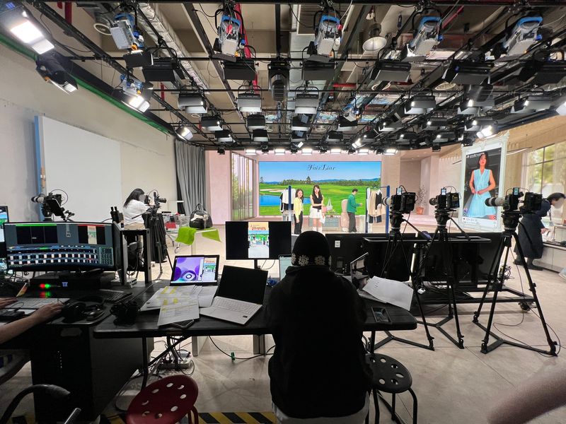 지난 3월 31일 서울 서초구 CJ온스타일 본사에서 관계자들이 '은세로운 발견' 라이브 방송 준비를 하고 있다. 사진=김현지 기자