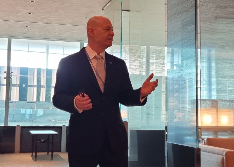 데이비드 페이시 대한항공 기내식기판 및 라운지부문 부사장이 프레스티지 서편 라운지 콘셉트를 설명하고 있다. 사진=김동호 기자