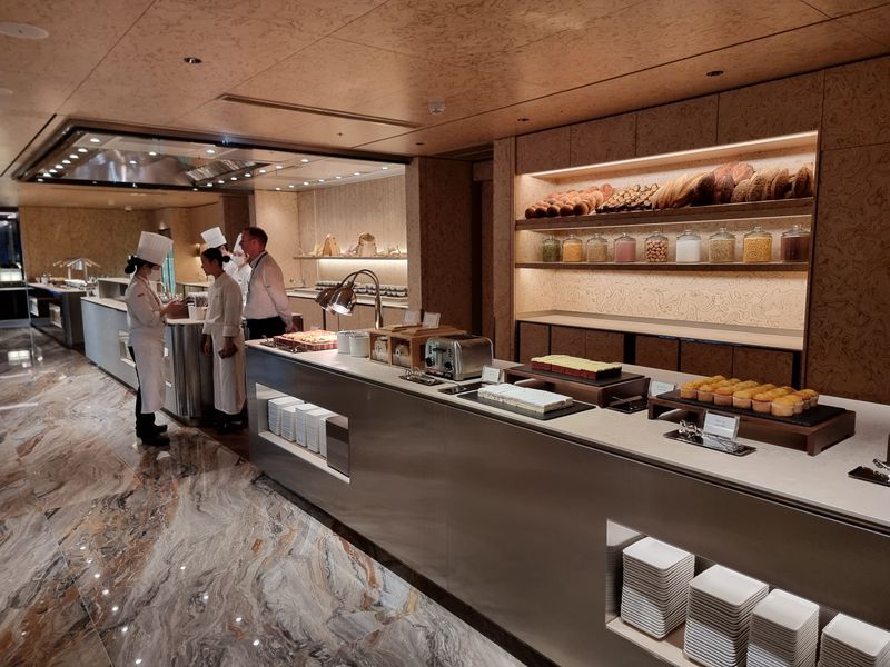 하얏트 인천 셰프들이 인천국제공항 제2여객터미널 프레스티지 서편 라운지에서 오픈 전 최종 점검을 하고 있다. 사진=김동호 기자