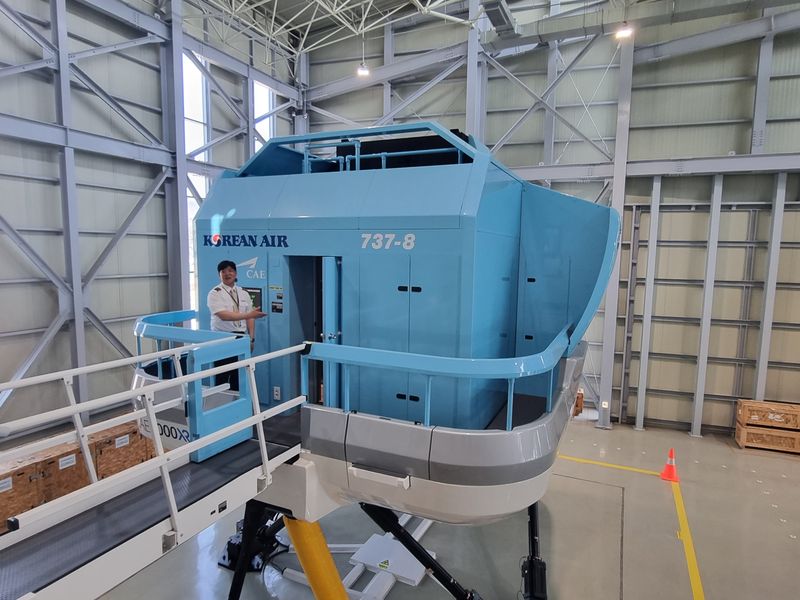 대한항공 관계자가 운항훈련센터에 마련된 '조종사 모의비행장치'를 소개하고 있다. 사진=김동호 기자