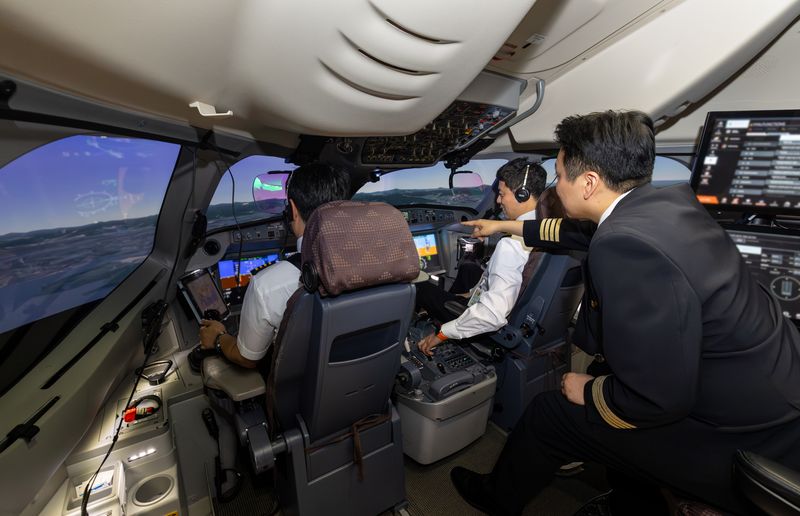 대한항공 조종사들이 인천 영종도 대한항공 운항훈련센터 내 '조종사 모의비행장치'에서 비행 훈련을 하고 있다. 대한항공 제공