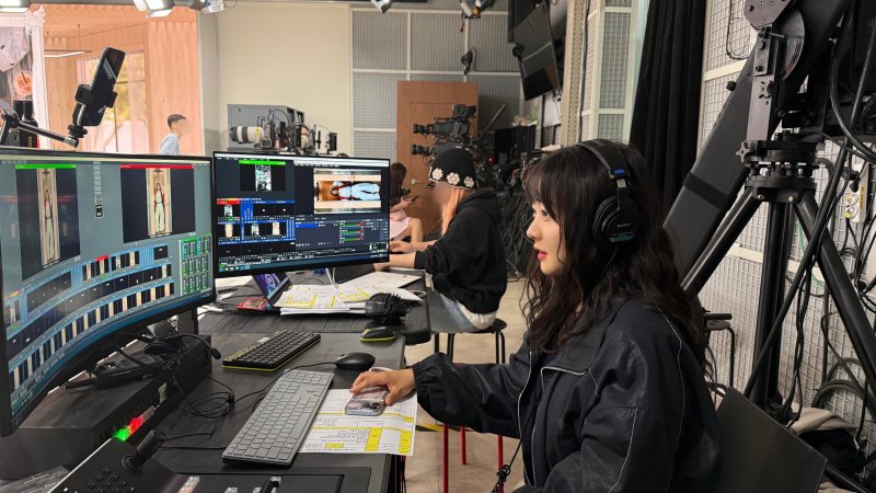 지난 3월 31일 서울 서초구 CJ온스타일 본사에서 김현지 기자가 '일일PD' 체험을 하고 있다.