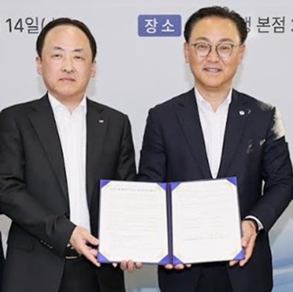 LIG 디펜스&에어로스페이스 안익성 경영관리본부장(CFO·왼쪽)과 우리은행 배연수 기업그룹장이 지난 14일 서울 중구 우리은행 본사에서 업무협약을 체결했다. 우리은행 제공