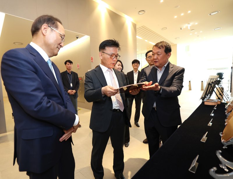 박상진 한국산업은행 회장(앞줄 가운데)이 지난 13일 반도체 부품기업 샘씨엔에스의 오송공장을 방문해 회사 관계자들과 대화하고 있다. 산업은행 제공