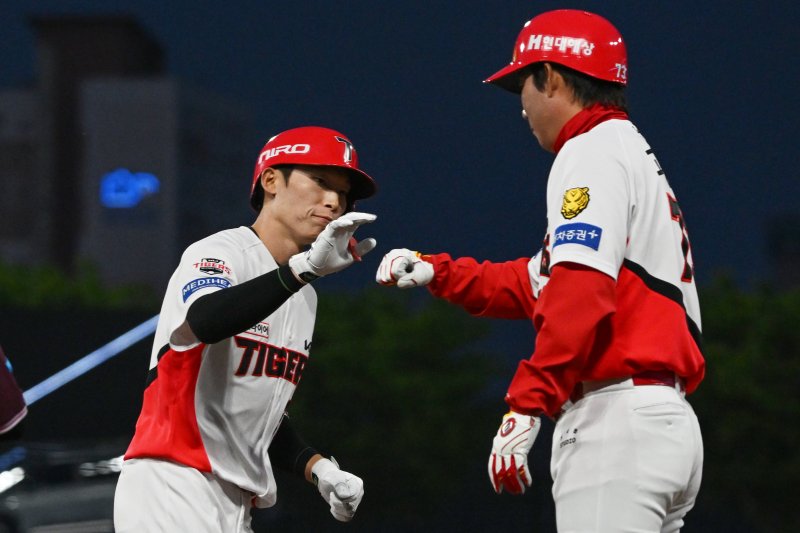 광주-기아챔피언스필드에서 열린 2026 신한 SOL KBO리그 키움히어로즈 대 KIA타이거즈의 경기. 2회 말 KIA 김호령이 투런포를 날린 뒤 주루코치와 주먹인사하고 있다.뉴시스