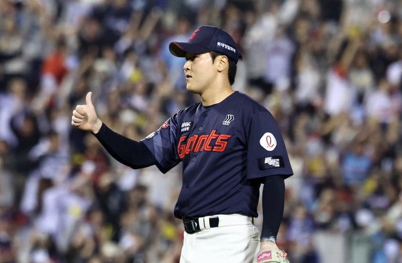 무려 8일만에 등판해서 승리를 지킨 최준용.연합뉴스