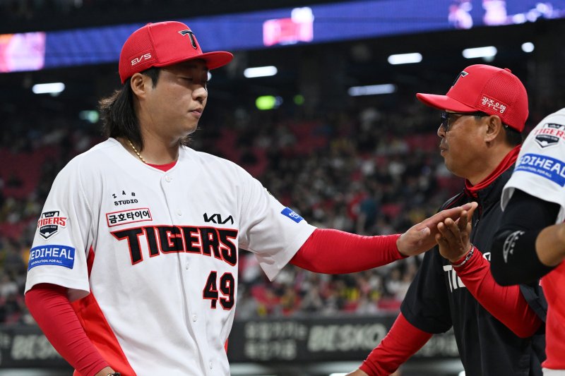 15일 오후 광주 북구 광주-기아챔피언스필드에서 열린 2026 신한 SOL KBO리그 키움히어로즈 대 KIA타이거즈의 경기. 7회 초 등판한 KIA 투수 김범수가 삼자범퇴로 이닝을 마친 뒤 이범호 감독과 하이파이브하고 있다. 뉴시스
