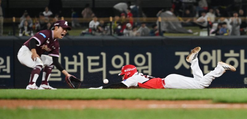 광주-기아챔피언스필드에서 열린 2026 신한 SOL KBO리그 키움히어로즈 대 KIA타이거즈의 경기. 6회 말 1사 KIA 김호령이 도루하고 있다.뉴시스