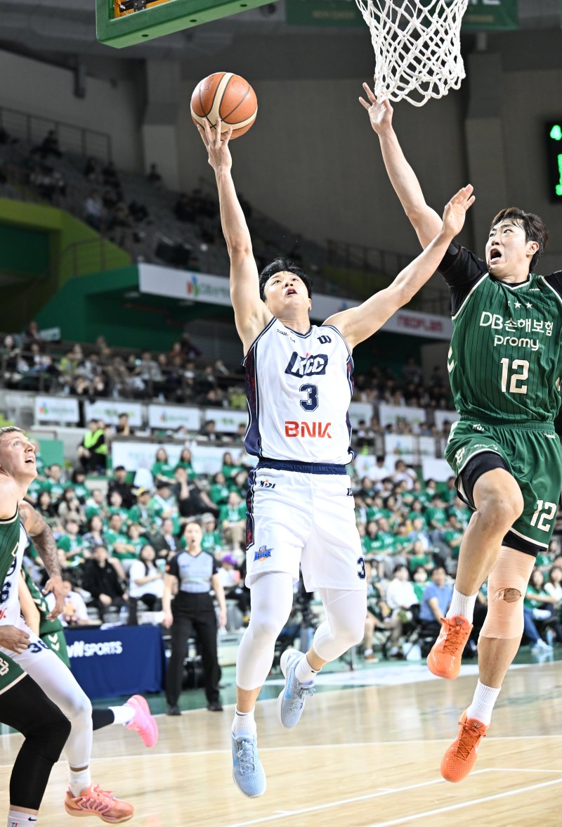 슛 시도하는 부산 KCC 허웅(왼쪽). (KBL 제공)