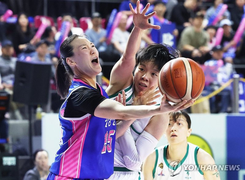 슛하는 배혜윤 (출처=연합뉴스)