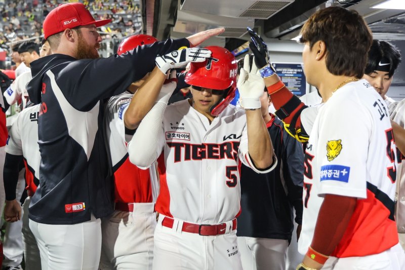 15일 키움 전에서 홈런을 치고 기뻐하는 KIA 김도영(5번) (출처=연합뉴스)