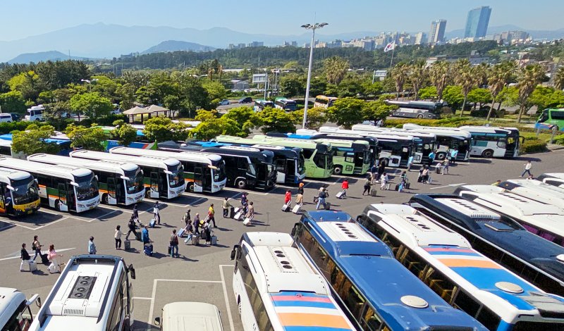 [제주=뉴시스] 우장호 기자 = 맑은 날씨를 보인 29일 오전 제주국제공항 버스 전용 주차장에 수학여행단 학생들을 기다리는 전세버스가 빼곡히 주차돼 있다. 2025.04.29. woo1223@newsis.com