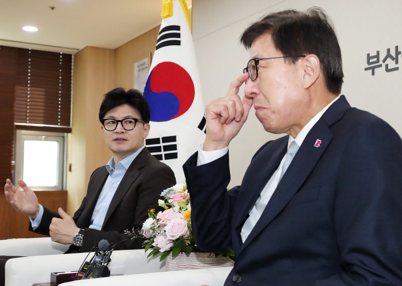 국민의힘 당권주자인 한동훈 전 비상대책위원장이 28일 오후 부산시청 의전실을 찾아 박형준 부산시장과 면담하고 있다. 2024.6.28 ⓒ 뉴스1 윤일지 기자