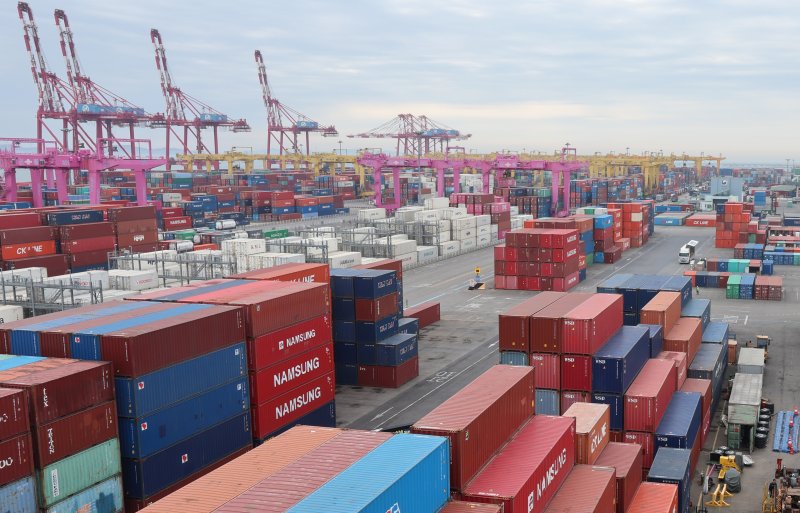 [인천=뉴시스] 전진환 기자 = 인천 연수구 인천신항 컨테이너 터미널에 컨테이너가 쌓여 있다. 2026.04.01. amin2@newsis.com