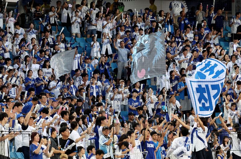 [대구=뉴시스] 이무열 기자 = 5일 대구 수성구 삼성라이온즈파크에서 열린 2025 신한 SOL 뱅크 KBO 리그 키움 히어로즈와 삼성 라이온즈의 경기에서 관중들이 열띤 응원을 하고 있다. 2025 KBO 리그는 지난 4일까지 632경기 만에 1천84만9천54명의 관중이 입장했다. 3만8천651명 이상이 야구장을 찾게 되면 역대 한 시즌 최다 관중 기록인 지난해 1천88만7천705명을 돌파한다. 2025.09.05. lmy@newsis.com